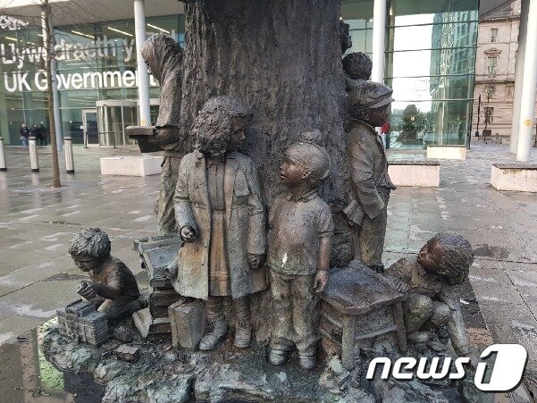 본문 이미지 - 베티 캠벨의 얼굴 아래에는 참나무와 이를 둘러싼 아이들의 다채로운 모습이 함께 조각상을 이루고 있다. ⓒ News1 조아현 통신원