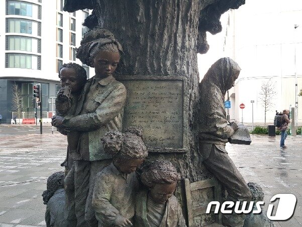 본문 이미지 - 조각상 뒤편에는 흑인 문화 교육과 다문화 가치를 전파한 베티 캠벨이 생전에 남긴 메시지가 적혀있다. ⓒ News1 조아현 통신원