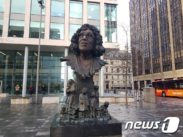 본문 이미지 - 영국 웨일스 카디프 센트럴 광장에 세워진 웨일스 최초의 흑인 여성 교장인 베티 캠벨&#40;Betty Campbell&#41; 동상. ⓒ News1 조아현 통신원