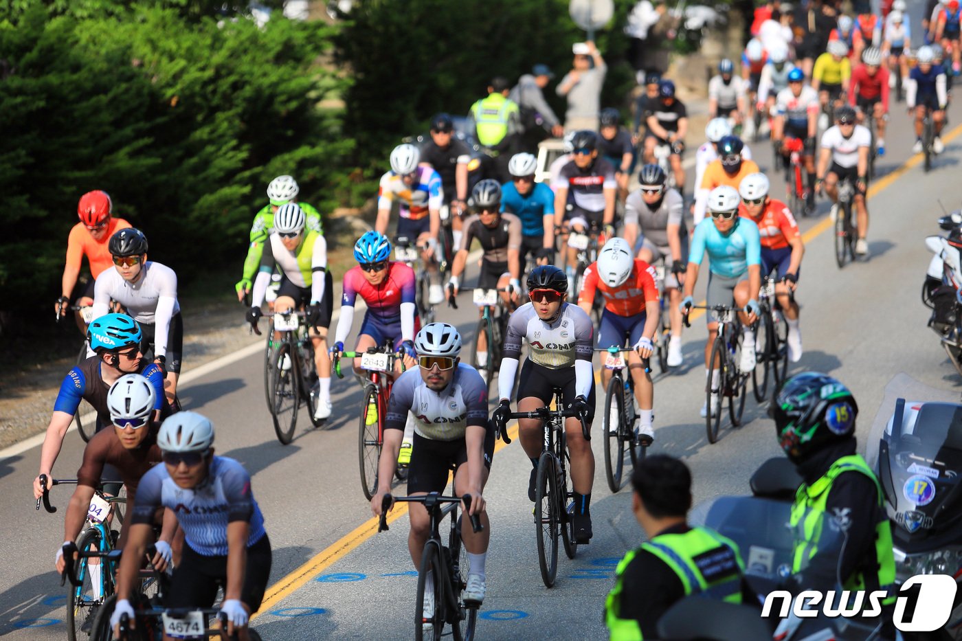 본문 이미지 - 2023년 5월 열린 설악그란폰도 대회.(인제군 제공)/뉴스1