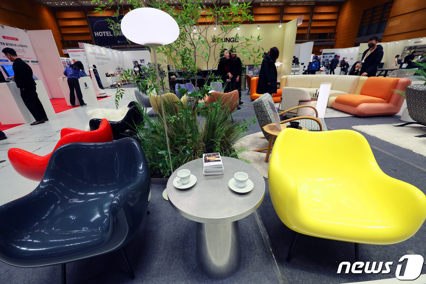 (서울=뉴스1) 황기선 기자 = 24일 서울 강남구 코엑스에서 열린 '2024 호텔페어'에서 관람객들이 전시품을 살펴보고 있다.이날 개막한 이번 전시회는 오는 26일까지 진행된다. …