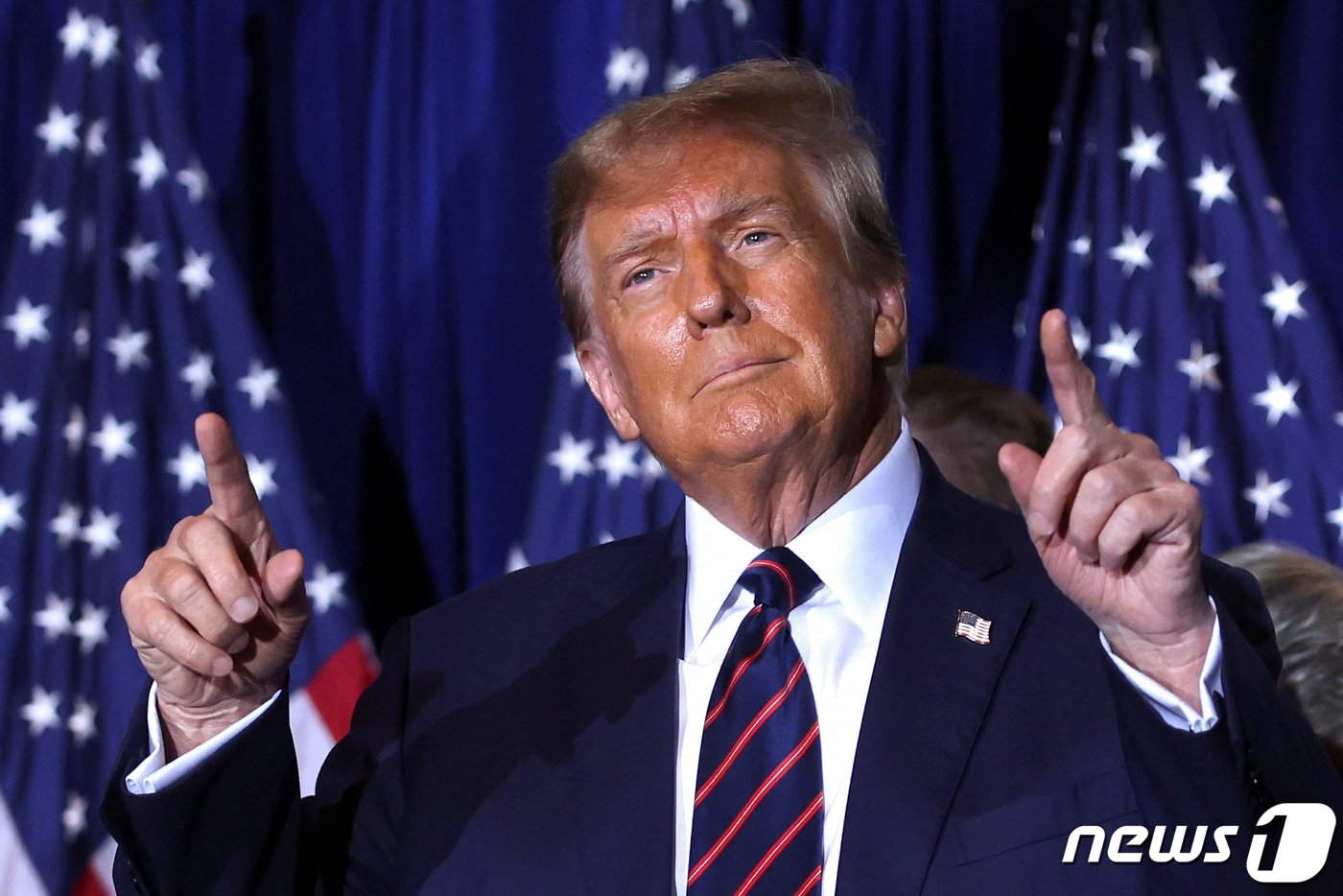 본문 이미지 - 프라이머리가 열린 23일(현지시간) 미국 뉴햄프셔주에서 도널드 트럼프 미국 전 대통령이 행사에 참석해 포즈를 취하고 있다. 2024.01.23 ⓒ 로이터=뉴스1 ⓒ News1 정지윤 기자