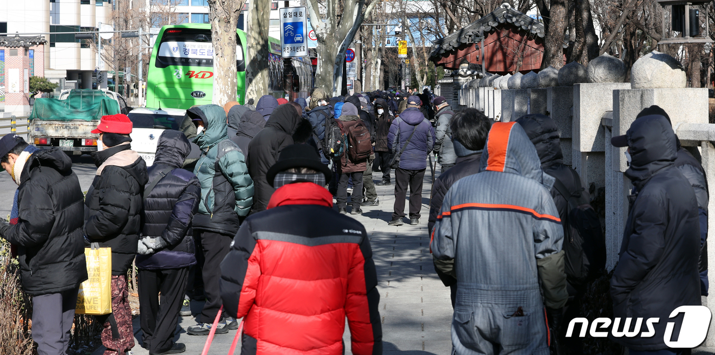 (서울=뉴스1) 김명섭 기자 = 연일 한파가 이어지는 24일 서울 종로구 탑골공원 한 단체가 운영하는 무료급식소에서 어르신들이 줄을 서서 점심을 기다리고 있다. 2024.1.24/ …