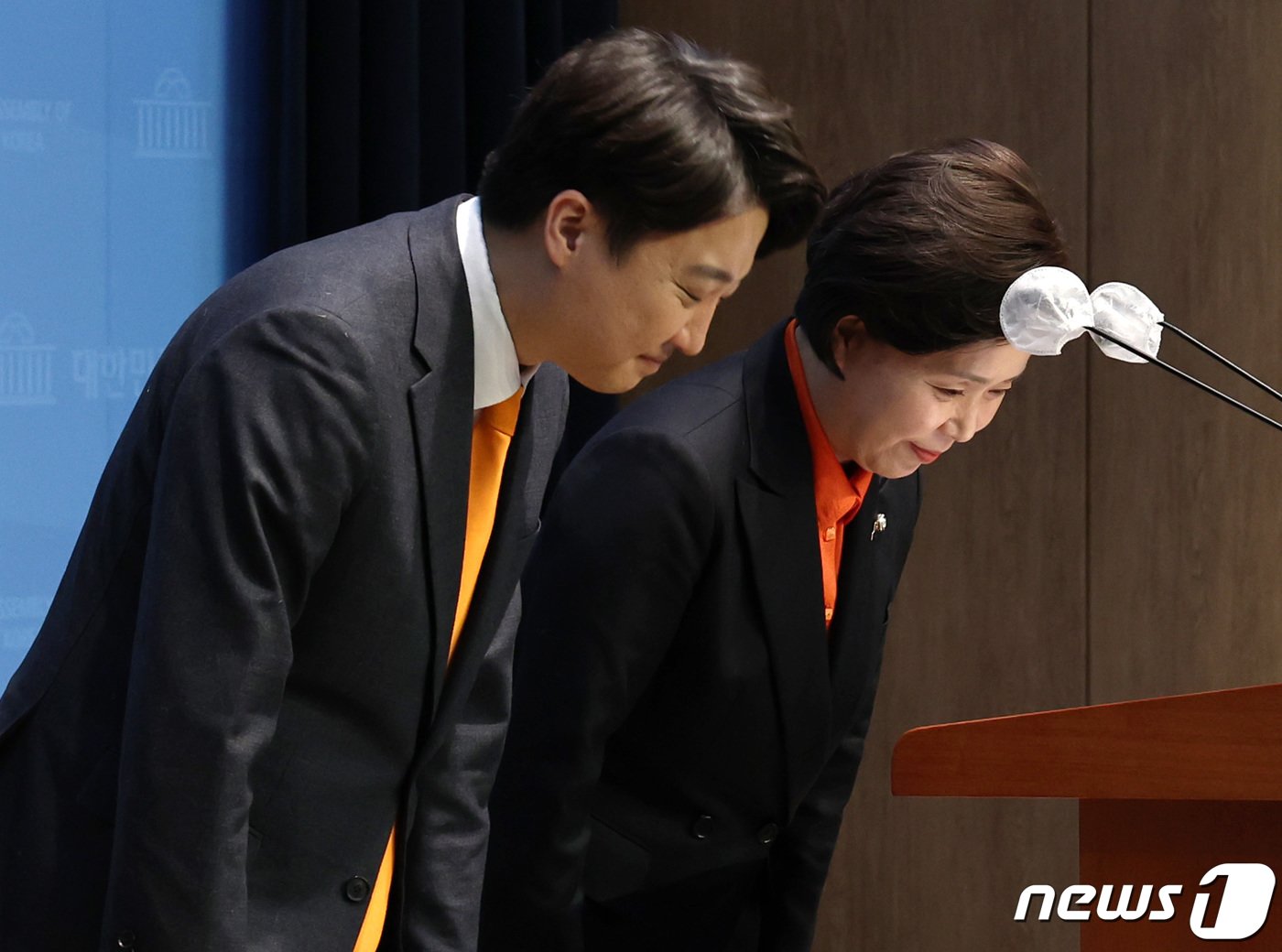 본문 이미지 - 이준석 개혁신당 대표와 양향자 한국의희망 대표가 24일 오후 서울 여의도 국회 소통관에서 합당 관련 기자회견을 마치고 인사하고 있다. 2024.1.24/뉴스1 ⓒ News1 구윤성 기자