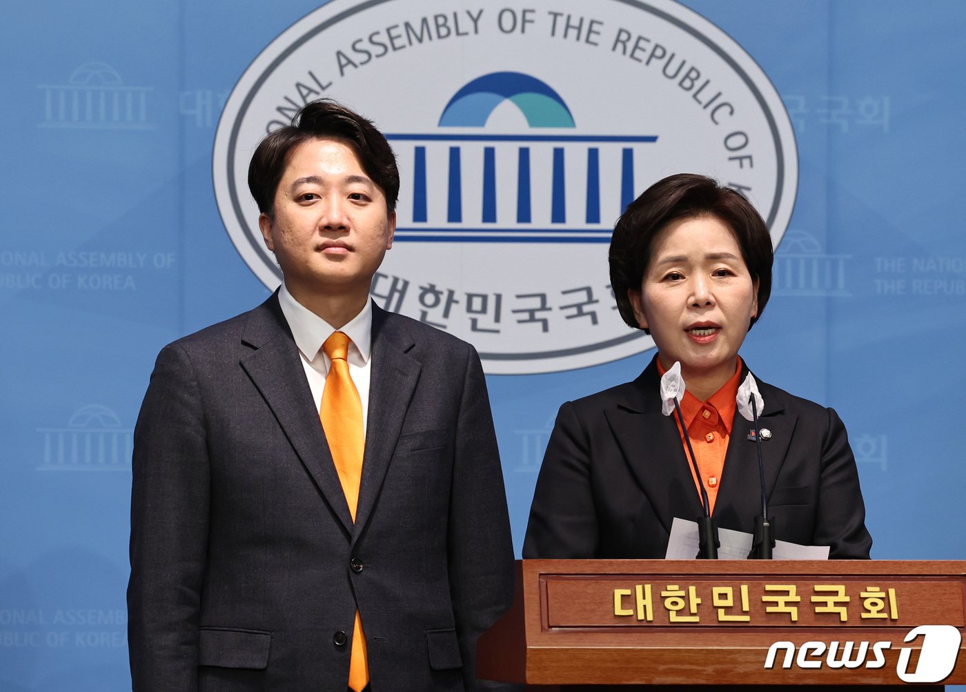 본문 이미지 - 이준석 개혁신당 대표와 양향자 한국의희망 대표가 24일 오후 서울 여의도 국회 소통관에서 합당 관련 기자회견을 하고 있다. 2024.1.24/뉴스1 ⓒ News1 구윤성 기자