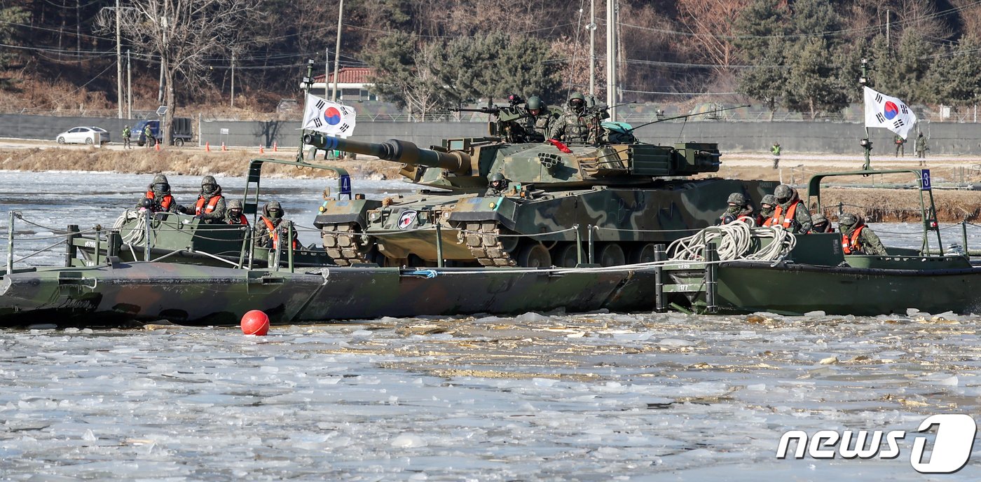 24일 오후 경기도 포천군 강포리 훈련장에서 열린 육군 제7공병여단과 수도기계화보병사단의 제병협동 도하훈련에서 K1A2 전차가 문교도하를 실시하고 있다. 2024.1.24/뉴스1 ⓒ News1 민경석 기자