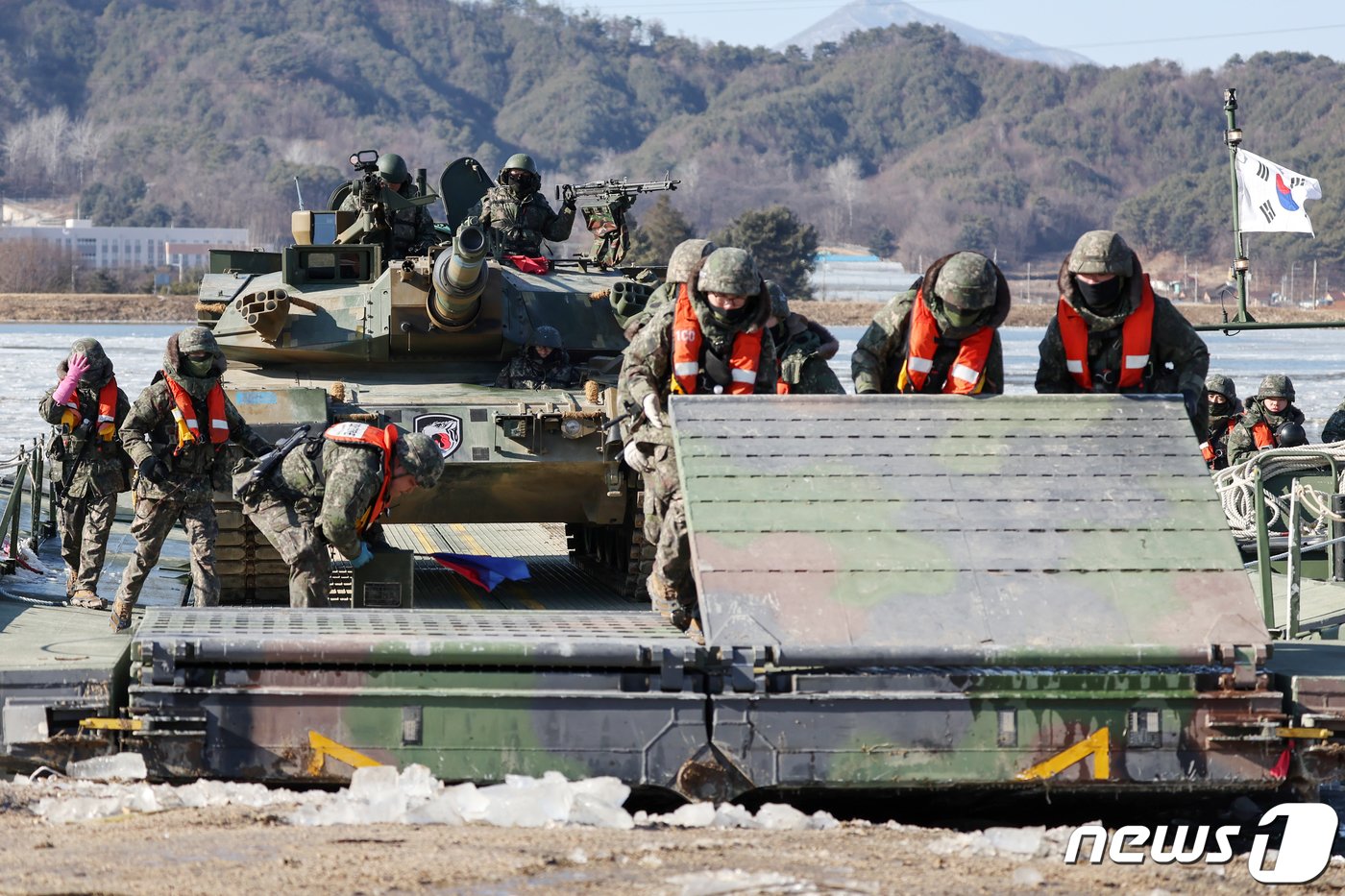 24일 오후 경기도 포천군 강포리 훈련장에서 열린 육군 제7공병여단과 수도기계화보병사단의 제병협동 도하훈련에서 K1A2 전차가 문교도하를 실시하고 있다. 2024.1.24/뉴스1 ⓒ News1 민경석 기자