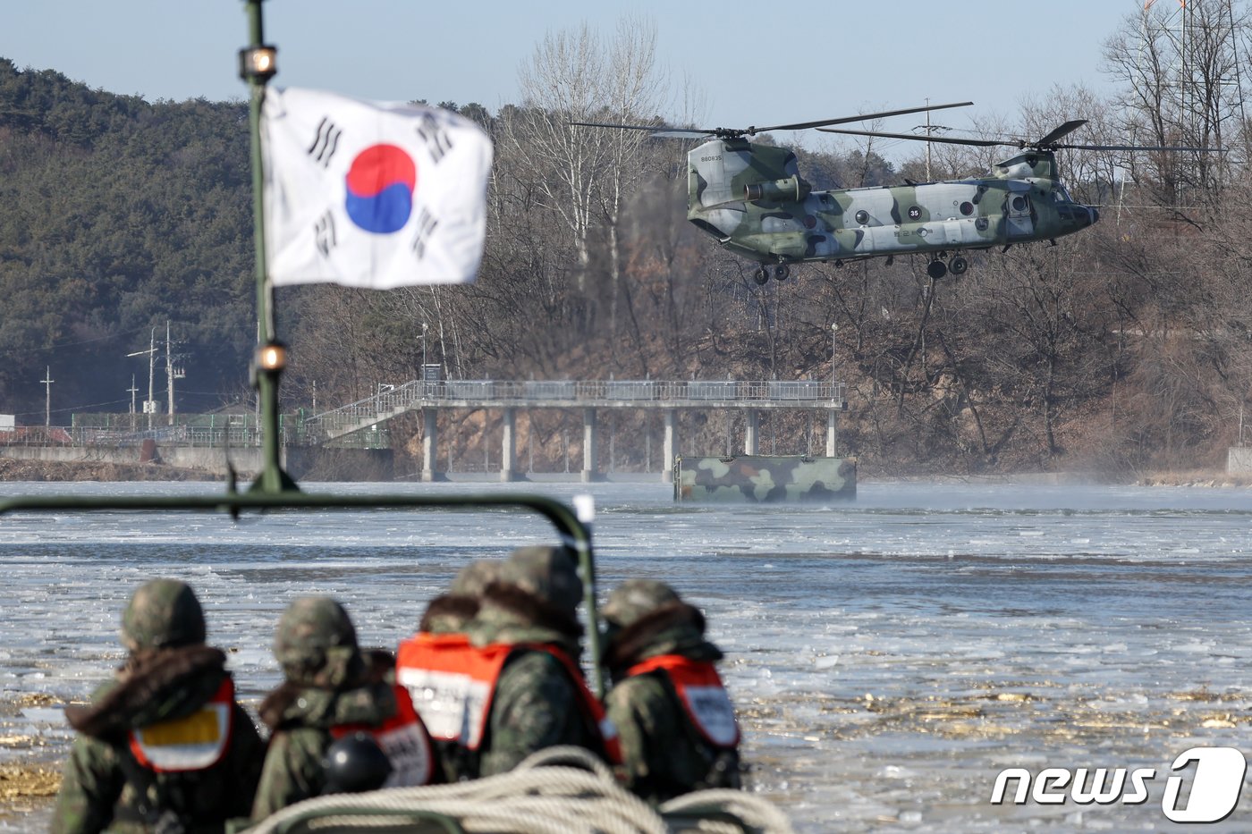 24일 오후 경기도 포천군 강포리 훈련장에서 열린 육군 제7공병여단과 수도기계화보병사단의 제병협동 도하훈련에서 치누크 헬기가 교절 수송을 실시하고 있다. 2024.1.24/뉴스1 ⓒ News1 민경석 기자