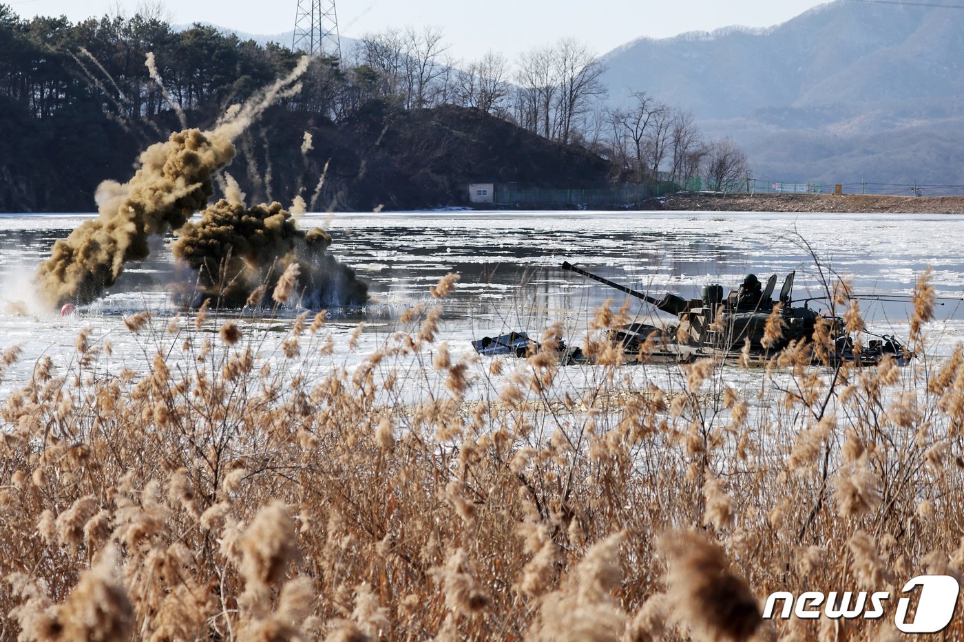 24일 오후 경기도 포천군 강포리 훈련장에서 열린 육군 제7공병여단과 수도기계화보병사단의 제병협동 도하훈련에서 K21 장갑차가 강습도하를 실시하며 연막탄을 쏘고 있다. 2024.1.24/뉴스1 ⓒ News1 민경석 기자