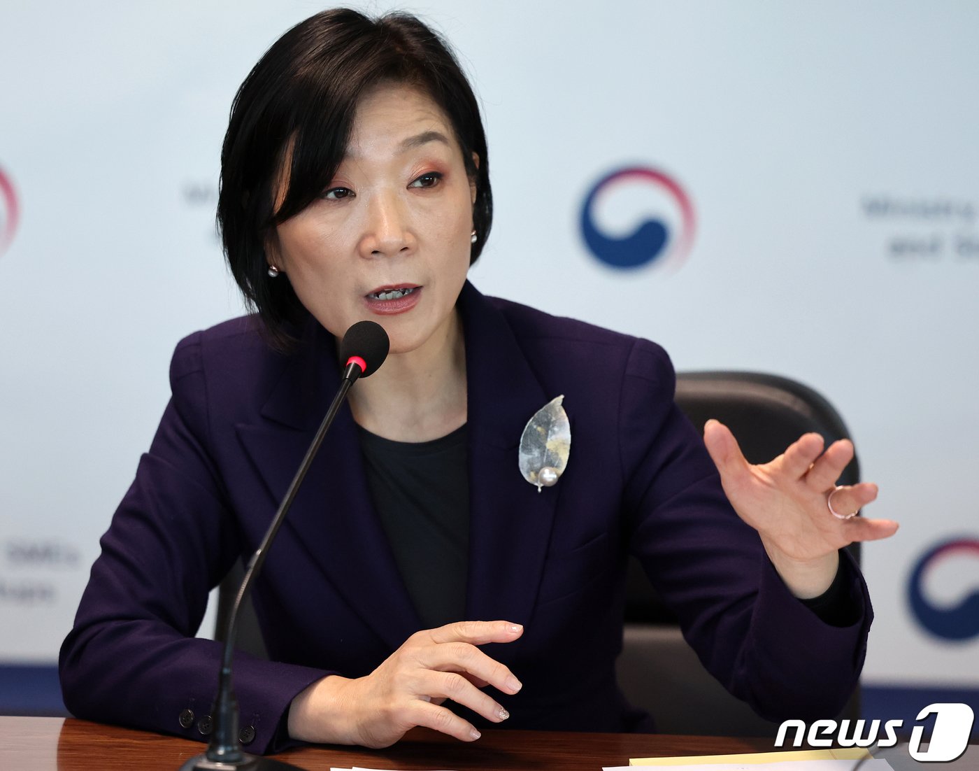 본문 이미지 - 오영주 중소벤처기업부 장관이 서울 영등포구 여의도 기술보증기금 서울지역본부에서 열린 중소기업 글로벌화 정책 전문가 간담회에 참석해 모두발언하고 있다. /뉴스1 ⓒ News1 김진환 기자