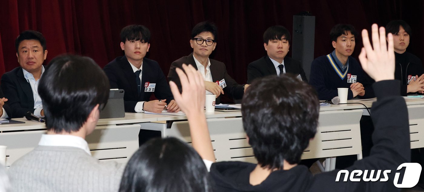 본문 이미지 - 한동훈 국민의힘 비상대책위원장이 24일 오후 서울 동작구 숭실대학교 한경직기념관에서 열린 ‘함께하는 대학생의 미래’ 대학생 현장간담회에서 학생들의 질문을 받고 있다. 2024.1.24/뉴스1 ⓒ News1 김명섭 기자