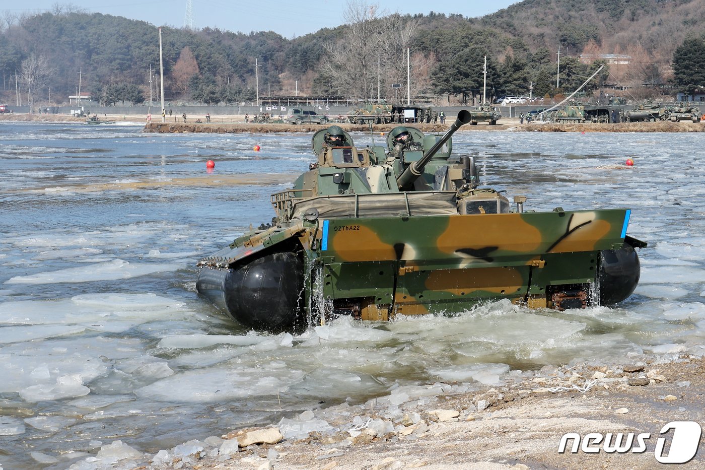 24일 오후 경기도 포천군 강포리 훈련장에서 열린 육군 제7공병여단과 수도기계화보병사단의 제병협동 도하훈련에서 K21 장갑차가 강습도하를 실시하고 있다. 2024.1.24/뉴스1 ⓒ News1 민경석 기자