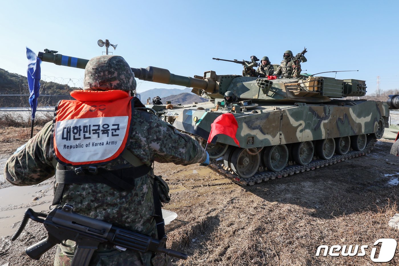 24일 오후 경기도 포천군 강포리 훈련장에서 열린 육군 제7공병여단과 수도기계화보병사단의 제병협동 도하훈련에서 K1A2 전차가 문교도하를 실시하고 있다. 2024.1.24/뉴스1 ⓒ News1 민경석 기자