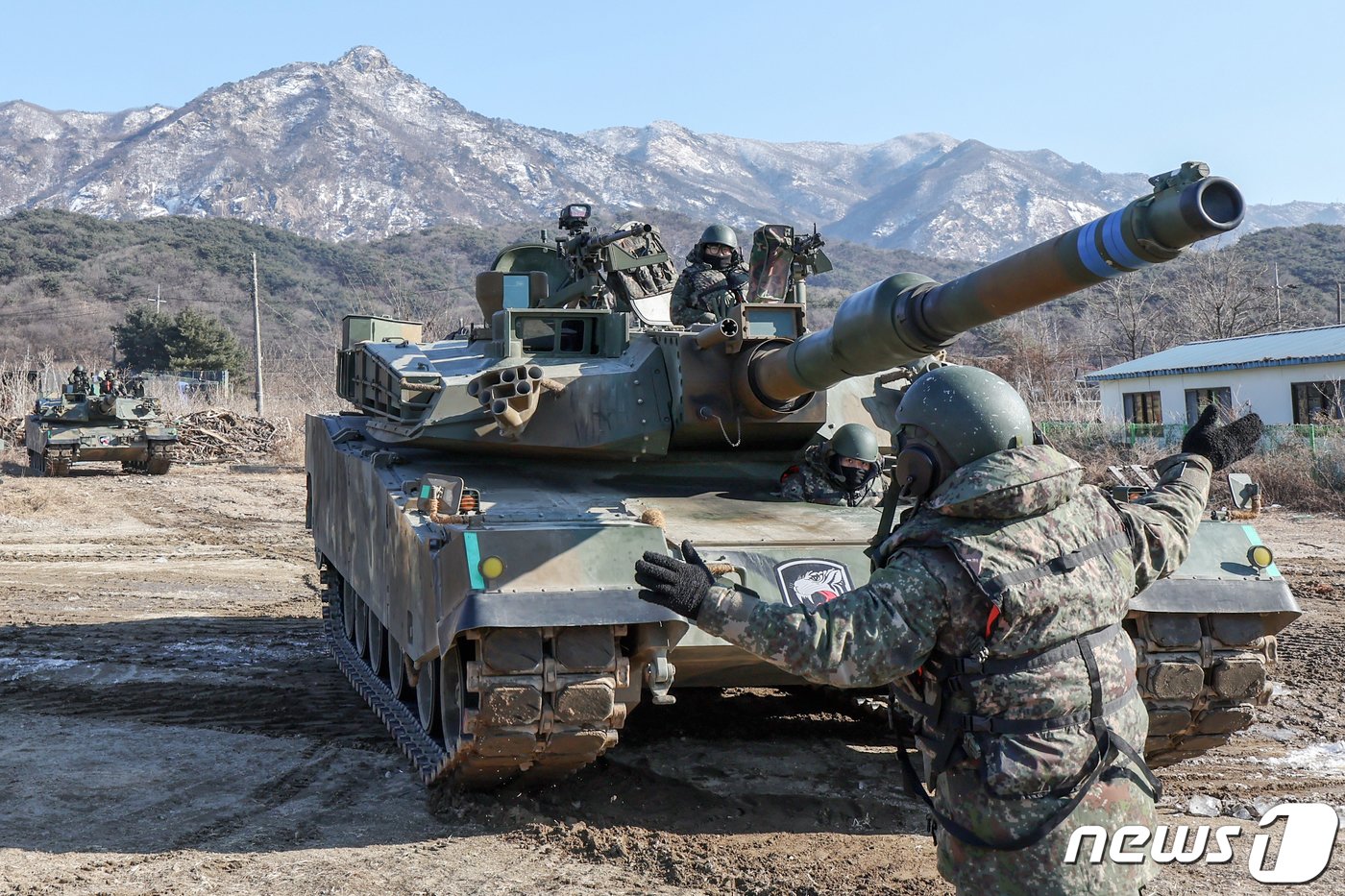 24일 오후 경기도 포천군 강포리 훈련장에서 열린 육군 제7공병여단과 수도기계화보병사단의 제병협동 도하훈련에서 K1A2 전차가 문교도하를 실시하고 있다. 2024.1.24/뉴스1 ⓒ News1 민경석 기자