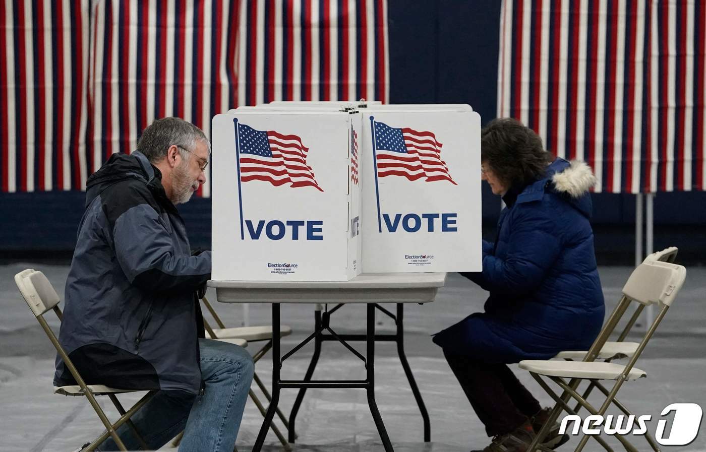 본문 이미지 - 지난 1월23일(현지시간) 미국 콩코드에서 뉴햄프셔 주민들이 예비 경선(프라이머리)에 투표하고 있다. 2024.01.23/ ⓒ AFP=뉴스1 ⓒ News1 권진영 기자