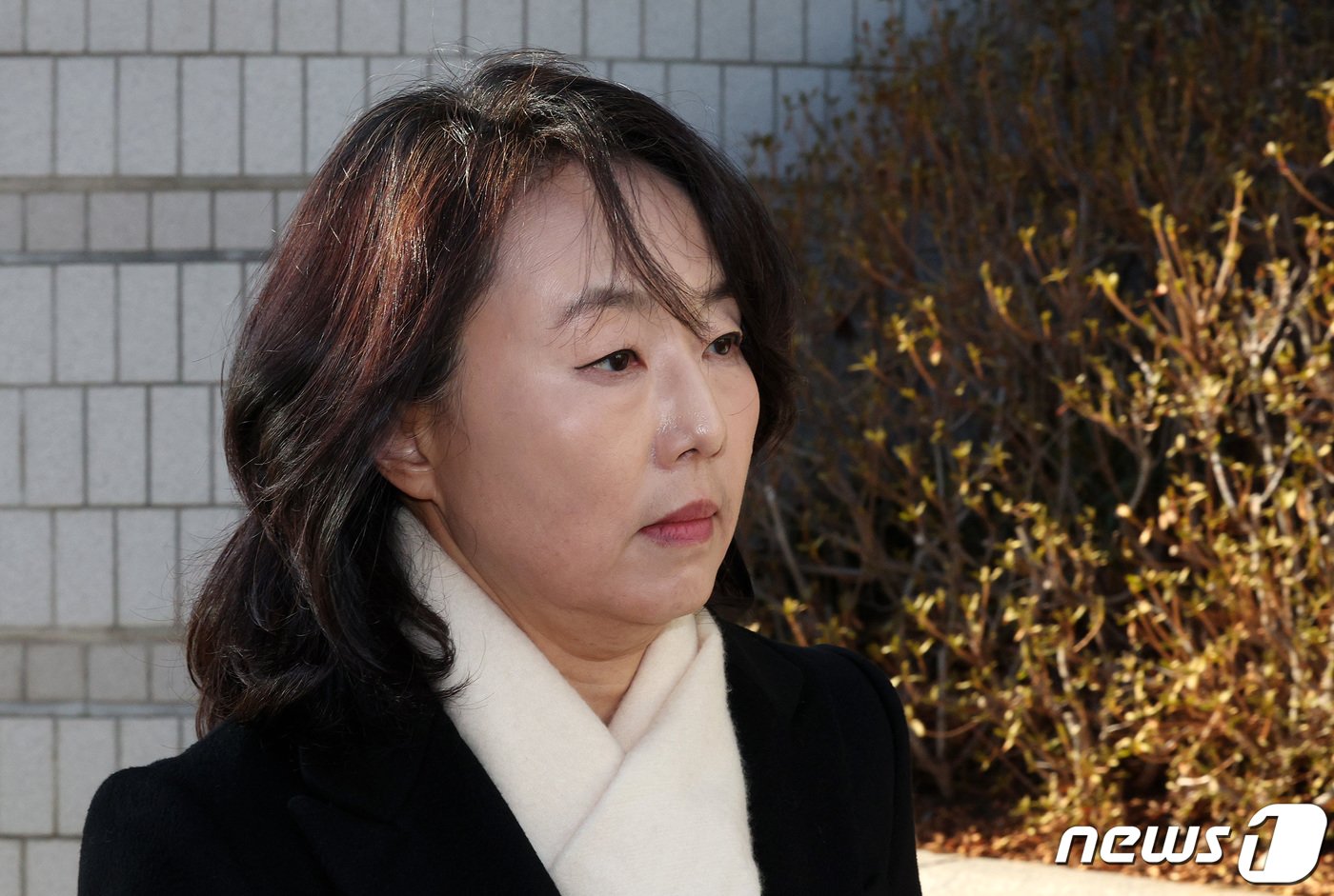 본문 이미지 - 조윤선 전 문화체육관광부 장관이 24일 오후 서울 서초구 고법에서 열린 박근혜 정부 당시 '문화계 블랙리스트' 사건 관련 파기환송심에서 징역 1년 2개월을 선고받은 뒤 법원을 나서고 있다. 2024.1.24/뉴스1 ⓒ News1 장수영 기자