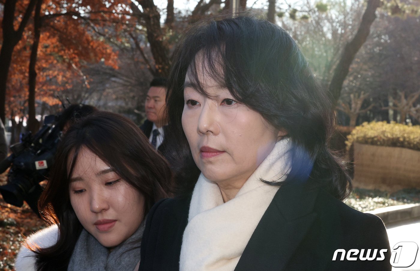 본문 이미지 - 조윤선 전 문화체육관광부 장관이 24일 오후 서울 서초구 고법에서 열린 박근혜 정부 당시 '문화계 블랙리스트' 사건 관련 파기환송심에서 징역 1년 2개월을 선고받은 뒤 법원을 나서고 있다. 2024.1.24/뉴스1 ⓒ News1 장수영 기자