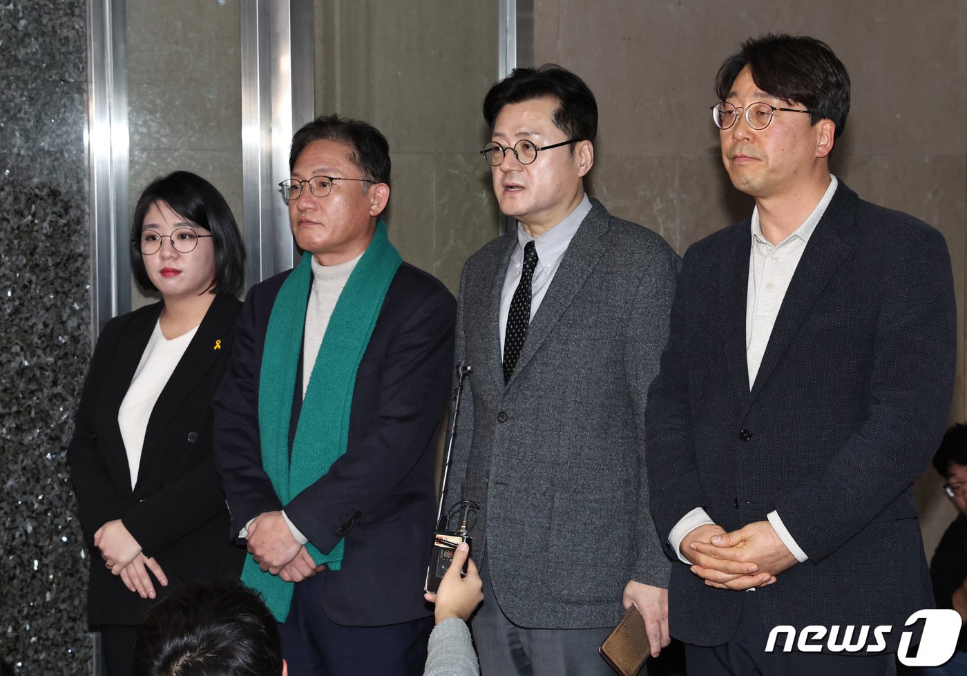본문 이미지 - 홍익표 더불어민주당 원내대표가 24일 오후 서울 여의도 국회에서 강성희 진보당 의원의 대통령 참석행사 강제 퇴장한 사건 관련 입장표명 촉구차 국회의장실을 방문한 뒤 취재진의 질문에 답하고 있다. 왼쪽부터 용혜인 기본소득당 상임대표, 배진교 정의당 원내대표, 홍 원내대표, 강 의원. 2024.1.24/뉴스1 ⓒ News1 구윤성 기자