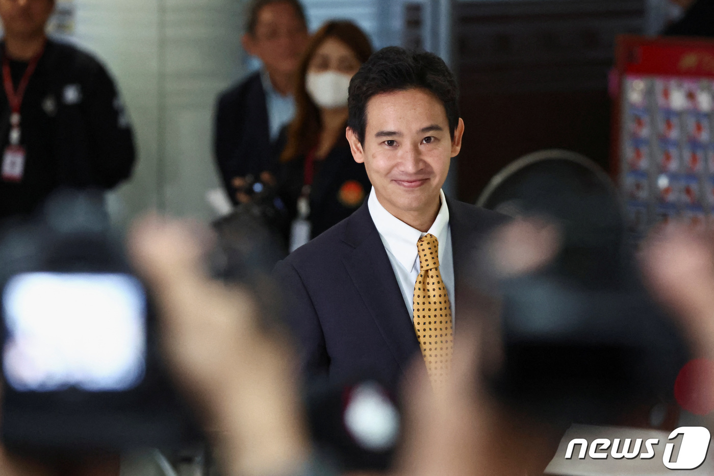 (로이터 방콕=뉴스1) 조소영 기자 = 작년 총선에서 바람을 일으킨 야권 지도자 피타 림짜른랏 전진당(MFP) 전 대표가 24일 태국 헌법재판소로부터 선거법 등의 위반 혐의와 관련 …