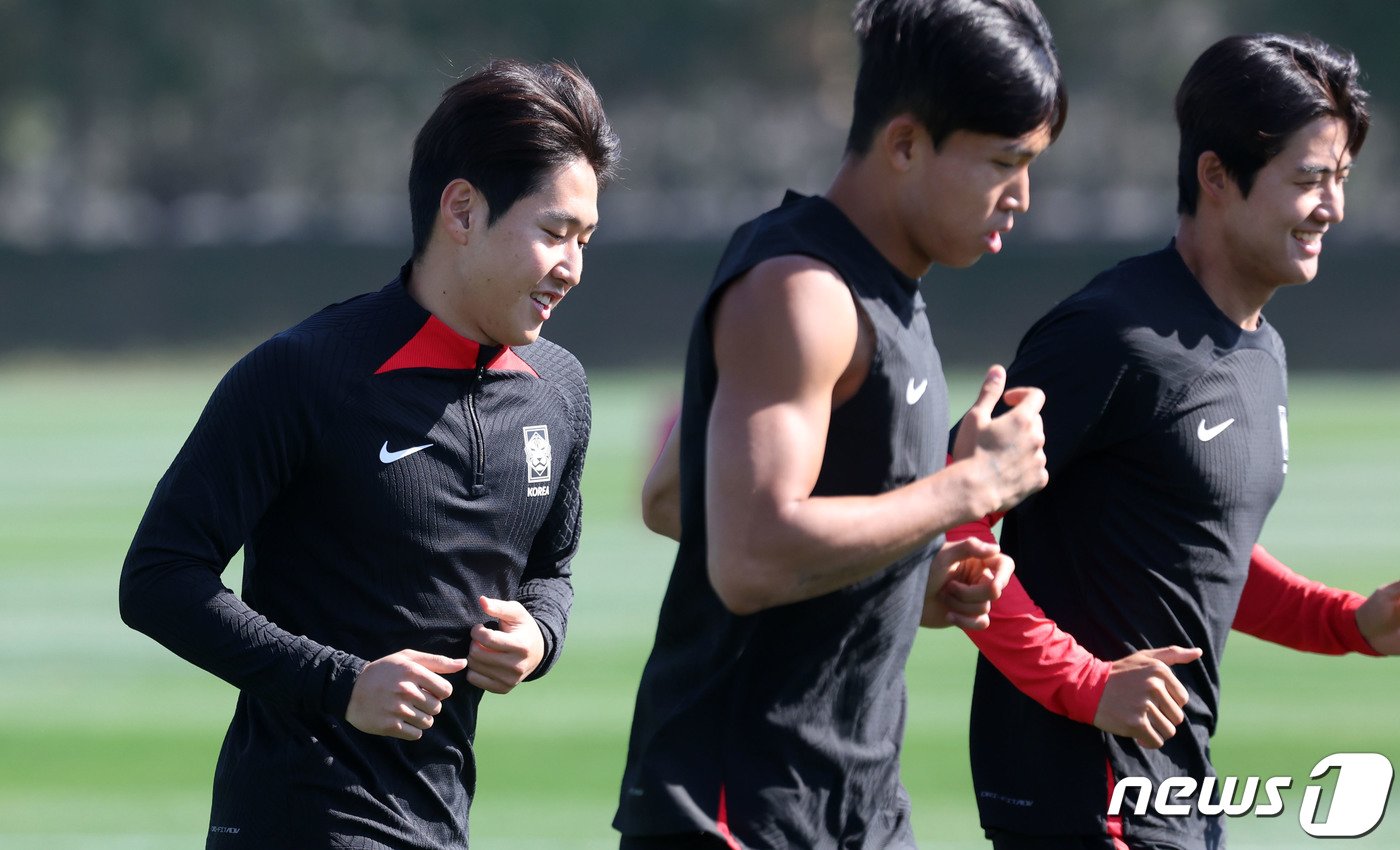 본문 이미지 - 2023 아시아축구연맹(AFC) 카타르 아시안컵에 출전 중인 대한민국 축구대표팀 이강인이 24일(현지시간) 카타르 도하 알 에글라 트레이닝 센터에서 훈련을 하고 있다. 2024.1.24/뉴스1 ⓒ News1 김성진 기자