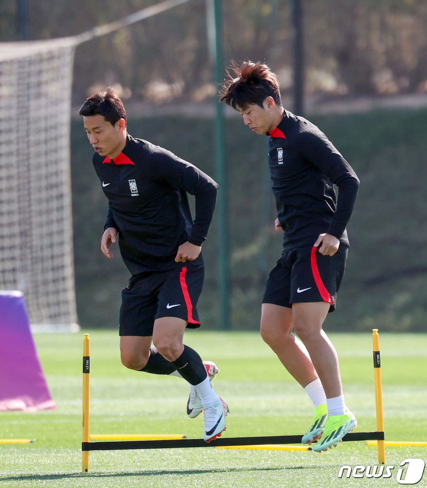 본문 이미지 - 2023 아시아축구연맹(AFC) 카타르 아시안컵에 출전 중인 대한민국 축구대표팀 김태환과 이강인이 24일(현지시간) 카타르 도하 알 에글라 트레이닝 센터에서 훈련을 하고 있다. 2024.1.24/뉴스1 ⓒ News1 김성진 기자