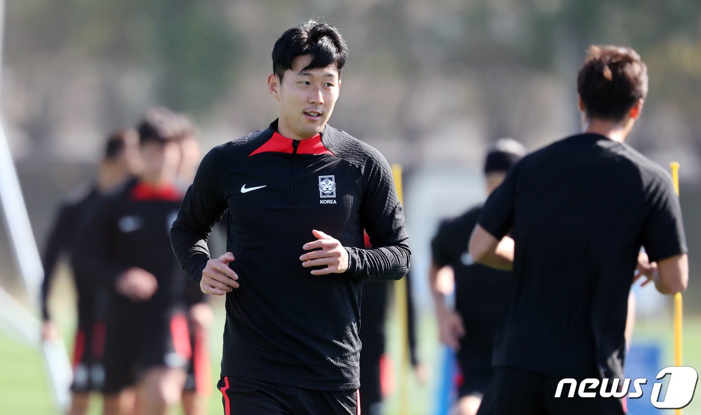 본문 이미지 - 2023 아시아축구연맹(AFC) 카타르 아시안컵에 출전 중인 대한민국 축구대표팀 손흥민이 24일(현지시간) 카타르 도하 알 에글라 트레이닝 센터에서 훈련을 하고 있다. 2024.1.24/뉴스1 ⓒ News1 김성진 기자