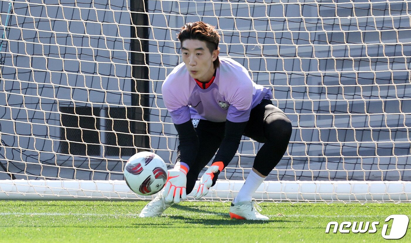 본문 이미지 - 2023 아시아축구연맹(AFC) 카타르 아시안컵에 출전 중인 대한민국 축구대표팀 조현우가 24일(현지시간) 카타르 도하 알 에글라 트레이닝 센터에서 훈련을 하고 있다. 2024.1.24/뉴스1 ⓒ News1 김성진 기자