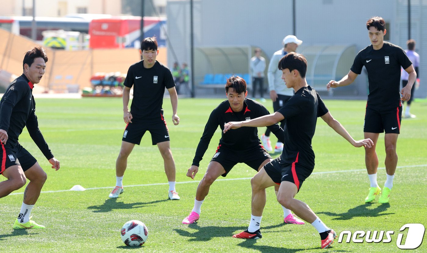 본문 이미지 - 2023 아시아축구연맹(AFC) 카타르 아시안컵에 출전 중인 대한민국 축구대표팀이 24일(현지시간) 카타르 도하 알 에글라 트레이닝 센터에서 훈련을 하고 있다. 2024.1.24/뉴스1 ⓒ News1 김성진 기자