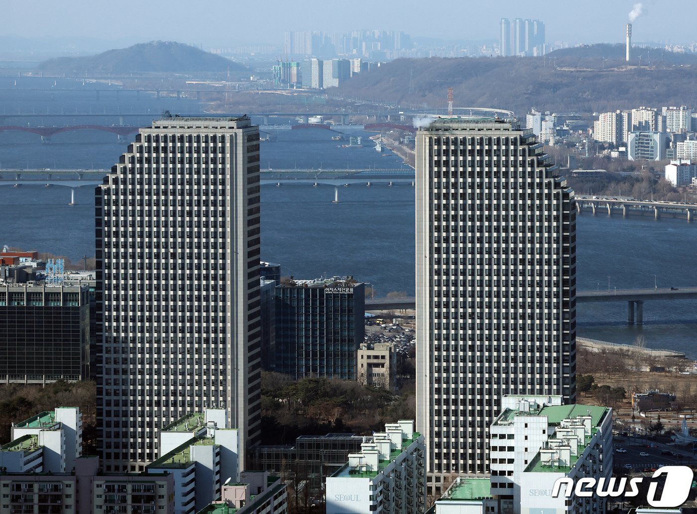 본문 이미지 - 24일 서울 영등포구 여의도 63빌딩에서 바라본 LG 트윈 타워. 2024.1.24/뉴스1 ⓒ News1 김진환 기자