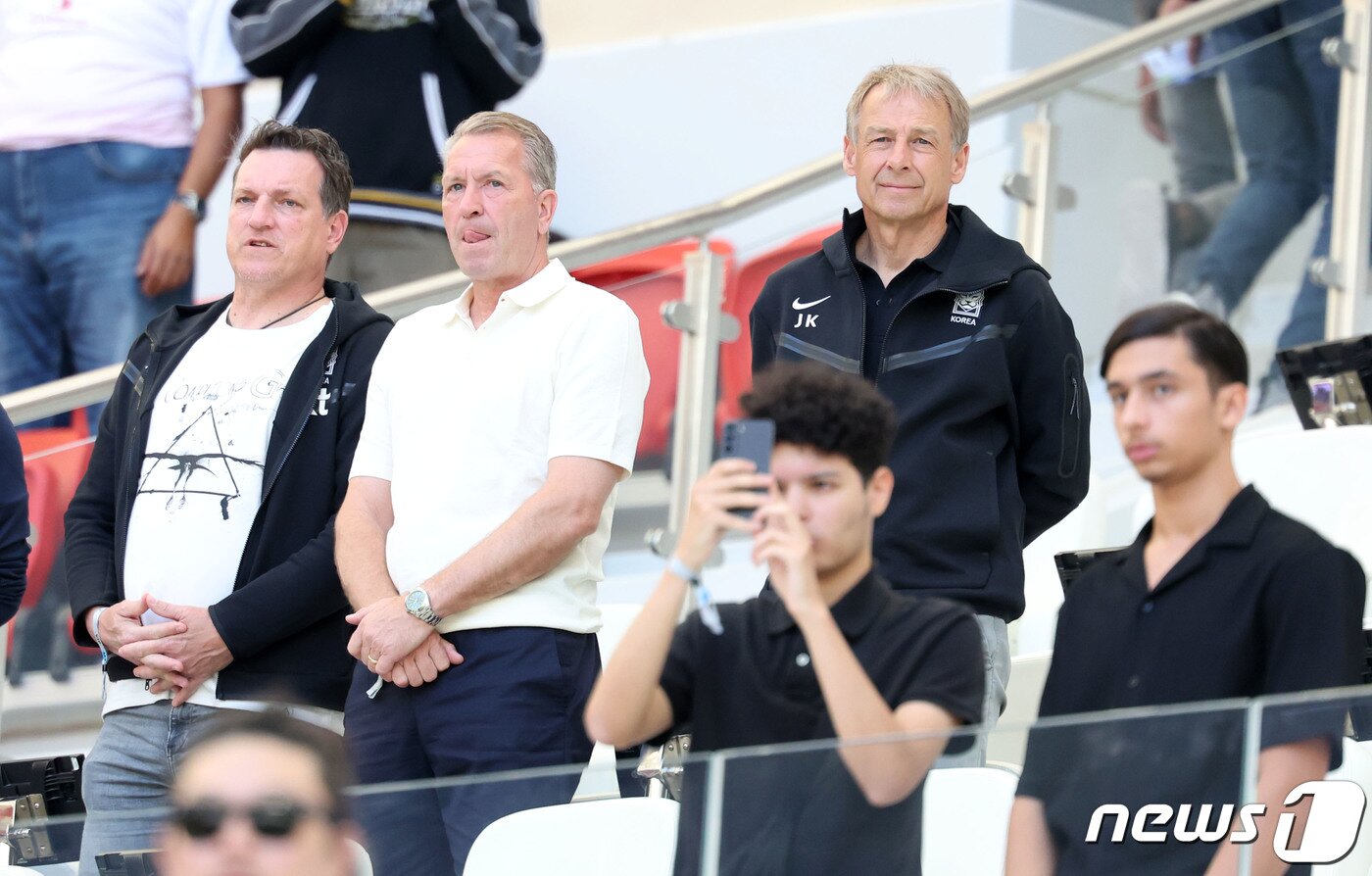 본문 이미지 - 대한민국 축구대표팀 위르겐 클린스만 감독이 24일(현지시간) 카타르 도하 알투마마 스타디움에서 열린 2023 아시아축구연맹(AFC) 카타르 아시안컵 조별리그 D조 조별리그 3차전 일본과 인도네시아의 경기를 찾아 관중석에서 관전하고 있다. 2024.1.24/뉴스1 ⓒ News1 김성진 기자