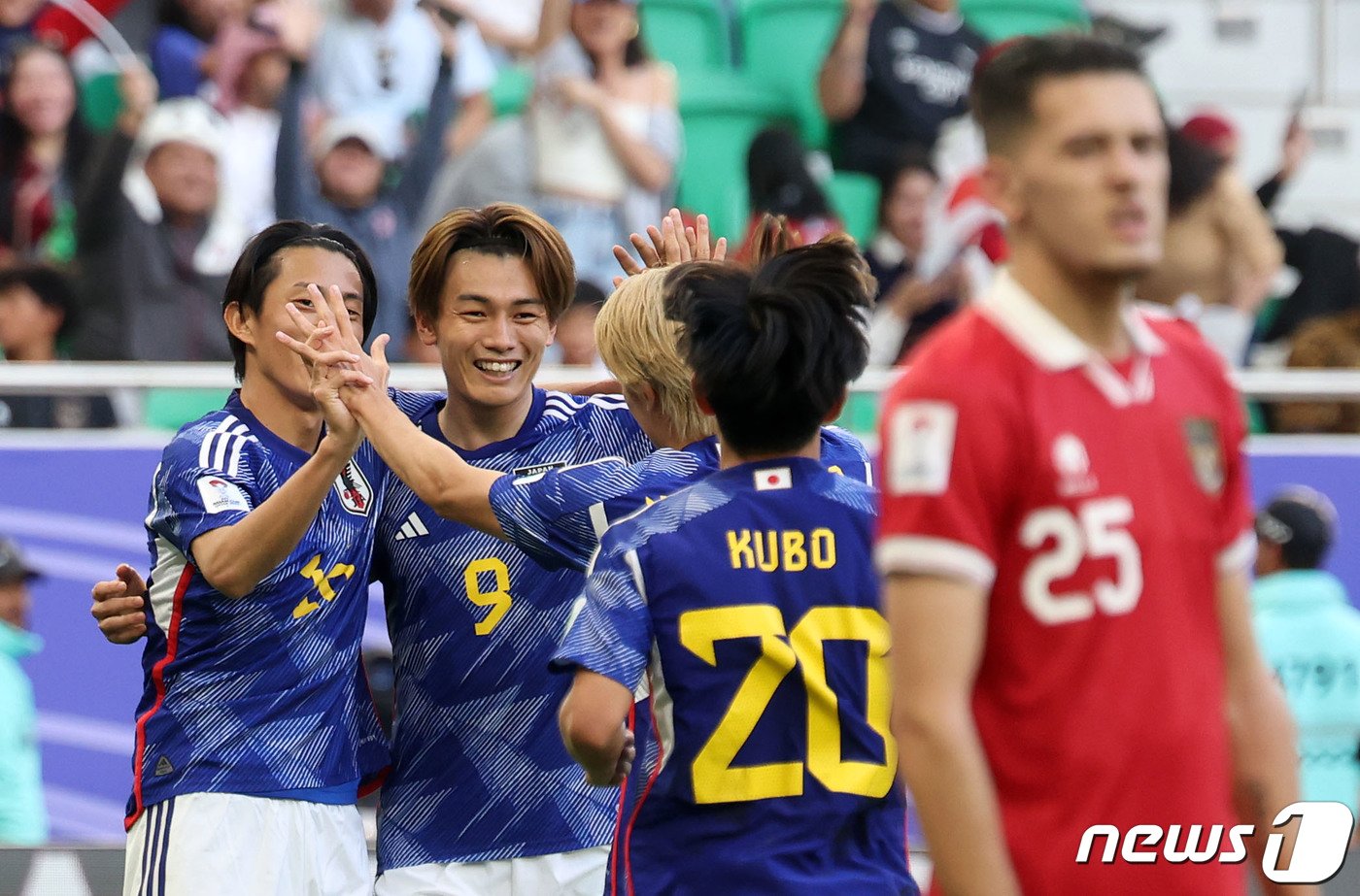 본문 이미지 - 일본 우에다 아야세가 24일(현지시간) 카타르 도하 알투마마 스타디움에서 열린 2023 아시아축구연맹(AFC) 카타르 아시안컵 조별리그 D조 조별리그 3차전 일본과 인도네시아의 경기에서 멀티골을 넣은 후 동료 선수들과 하이파이브를 하고 있다. 2024.1.24/뉴스1 ⓒ News1 김성진 기자