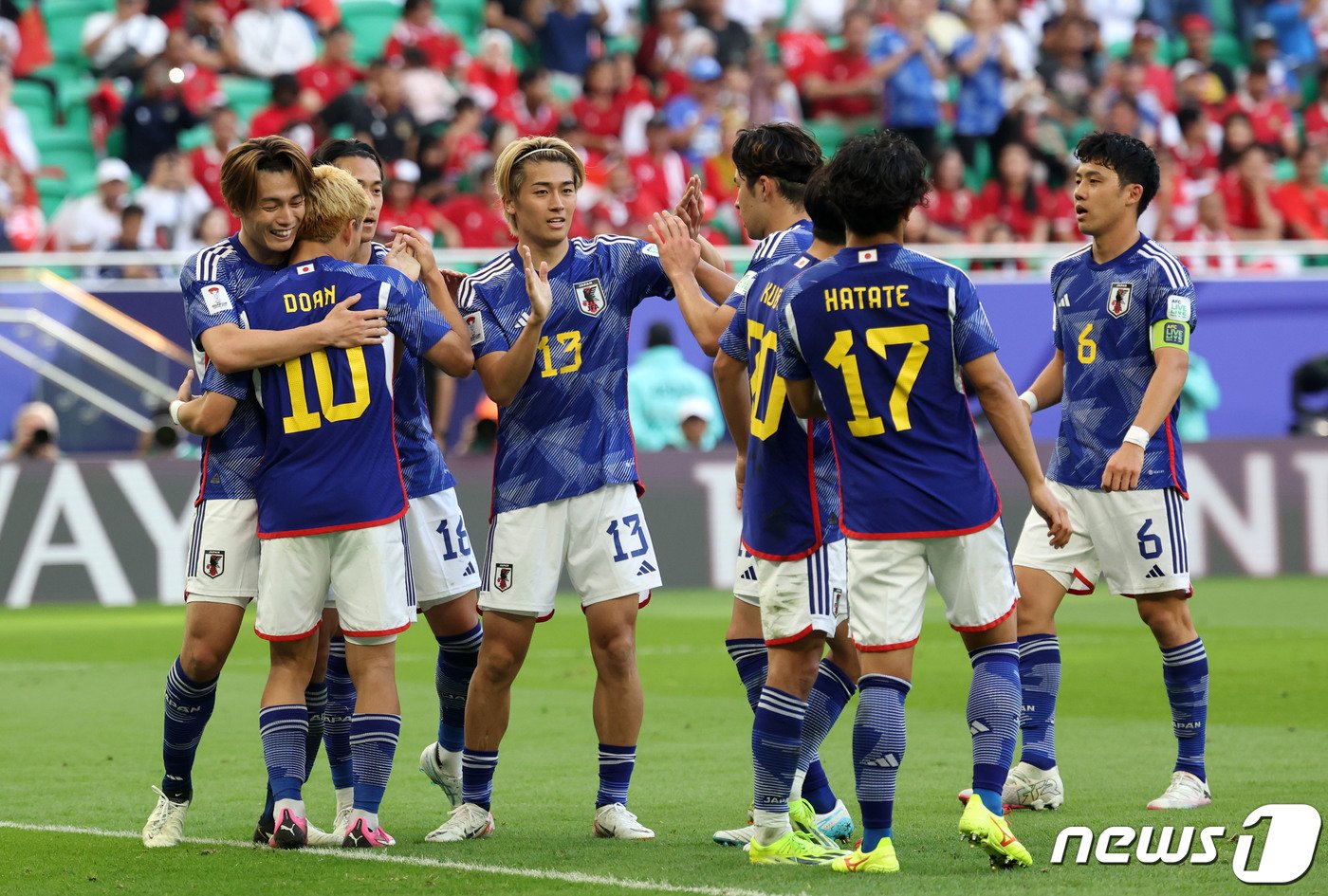 일본 우에다 아야세가 24일&#40;현지시간&#41; 카타르 도하 알투마마 스타디움에서 열린 2023 아시아축구연맹&#40;AFC&#41; 카타르 아시안컵 조별리그 D조 조별리그 3차전 일본과 인도네시아의 경기에서 멀티골을 넣은 후 동료 선수들과 기뻐하고 있다. 2024.1.24/뉴스1 ⓒ News1 김성진 기자