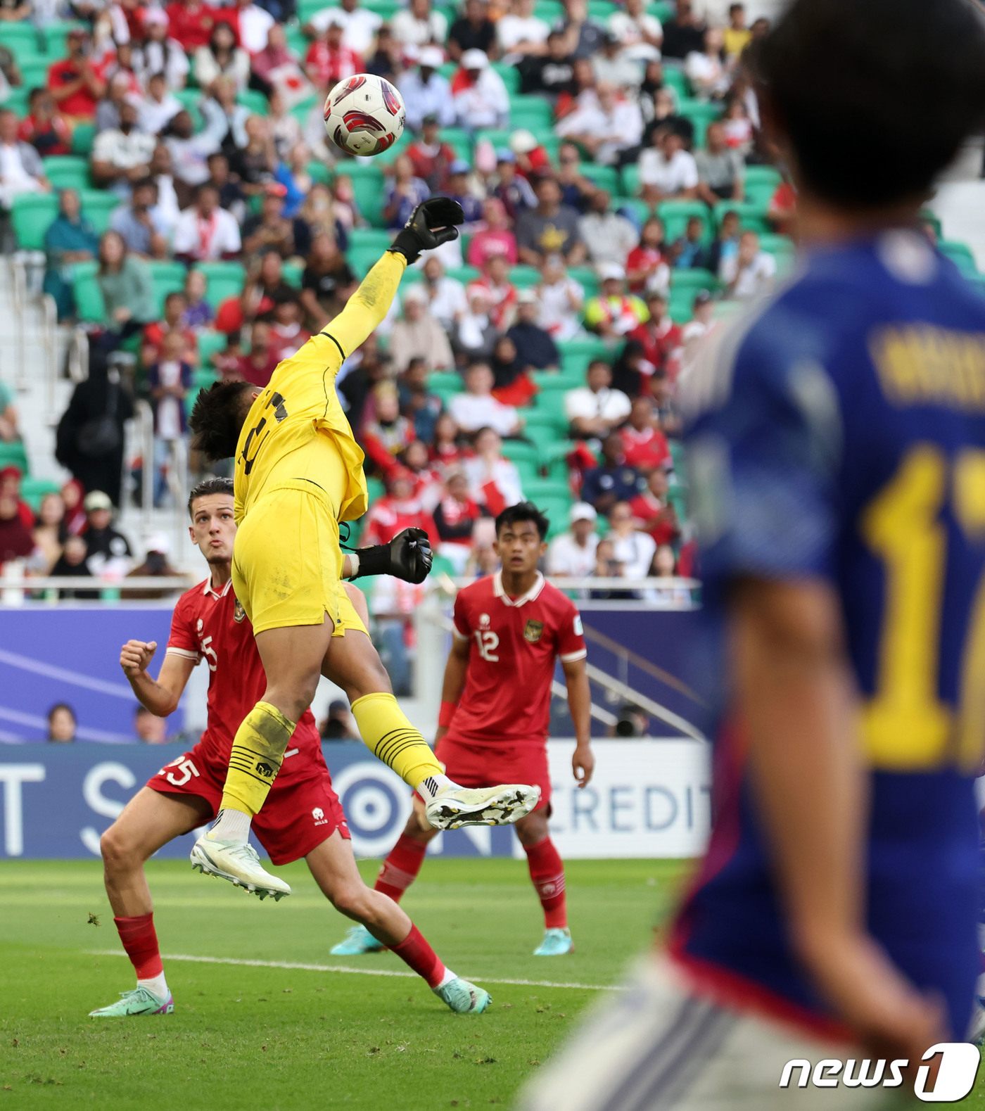 (도하(카타르)=뉴스1) 김성진 기자 = 인도네시아 골키퍼 아리가 24일(현지시간) 카타르 도하 알투마마 스타디움에서 열린 2023 아시아축구연맹(AFC) 카타르 아시안컵 조별리그 …