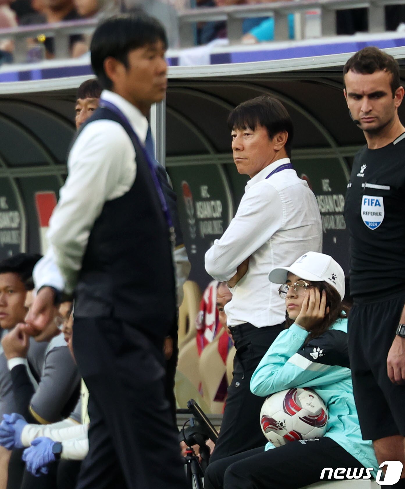 본문 이미지 - 인도네시아 신태용 감독이 24일(현지시간) 카타르 도하 알투마마 스타디움에서 열린 2023 아시아축구연맹(AFC) 카타르 아시안컵 조별리그 D조 조별리그 3차전 일본과 인도네시아의 경기에서 그라운드를 바라보고 있다. 2024.1.24/뉴스1 ⓒ News1 김성진 기자
