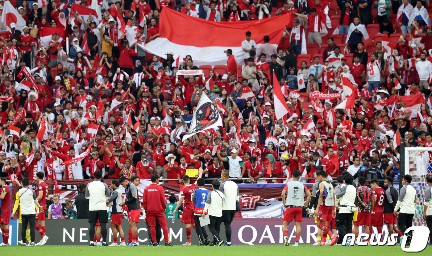 본문 이미지 - 인도네시아 선수들이 24일(현지시간) 카타르 도하 알투마마 스타디움에서 열린 2023 아시아축구연맹(AFC) 카타르 아시안컵 조별리그 D조 조별리그 3차전 일본과 인도네시아의 경기에서 1-3으로 패배한 후 관중석을 향해 인사하고 있다. 2024.1.24/뉴스1 ⓒ News1 김성진 기자