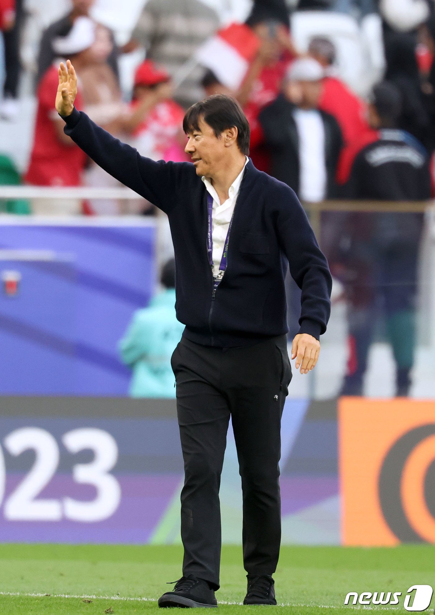 본문 이미지 - 인도네시아 신태용 감독이 24일(현지시간) 카타르 도하 알투마마 스타디움에서 열린 2023 아시아축구연맹(AFC) 카타르 아시안컵 조별리그 D조 조별리그 3차전 일본과 인도네시아의 1-3으로 패배한 후 관중석을 향해 인사하고 있다. 2024.1.24/뉴스1 ⓒ News1 김성진 기자