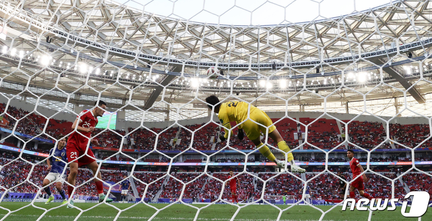 (도하(카타르)=뉴스1) 김성진 기자 = 인도네시아 골키퍼 아리가 24일(현지시간) 카타르 도하 알투마마 스타디움에서 열린 2023 아시아축구연맹(AFC) 카타르 아시안컵 조별리그 …