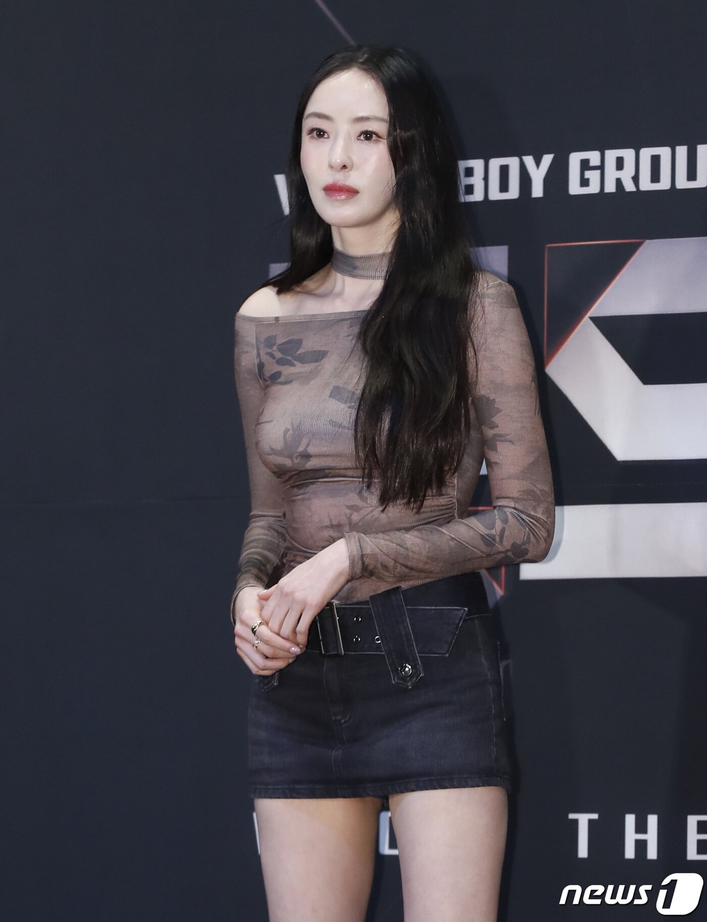 본문 이미지 - 배우 이다희가 24일 서울 마포구 CJENM센터에서 열린 엠넷 서바이벌 프로그램 '빌드업 : 보컬 보이그룹 서바이벌' 제작발표회에서 매력을 발산하고 있다. ⓒ News1 권현진 기자