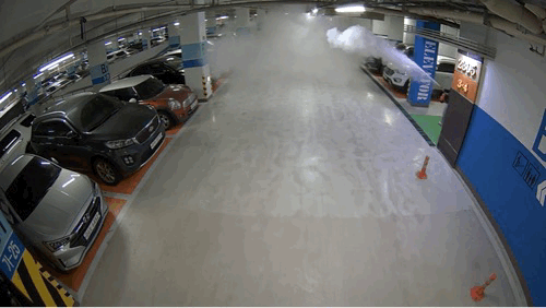 본문 이미지 - 1월13일 오전 2시30분쯤 인천 남동구 소재 지하주차장에서 중학교 2학년생 A군(13) 등 4명이 소화기를 뿌리 주차된 차에 소화기를 뿌리고 있다..2024.1.18(아파트 관리사무소 제공)/ 뉴스1