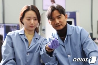 KAIST 신소재공학과 주소연 박사과정생&#40;왼쪽&#41;과 홍승범 교수가 기념촬영을 하고 있다.&#40;KAIST 제공&#41;/뉴스1