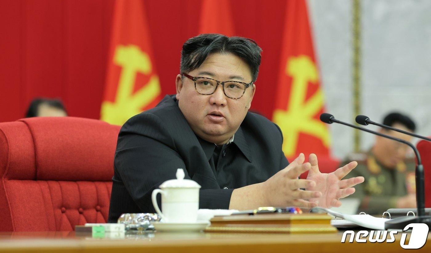 본문 이미지 - (평양 노동신문=뉴스1) = 김정은 북한 노동당 총비서의 당 회의 주재 장면. 그의 오른편에 담배, 재떨이, 성냥이 놓인 것을 확인할 수 있다. [국내에서만 사용가능. 재배포 금지. DB 금지. For Use Only in the Republic of Korea. Redistribution Prohibited] rodongphoto@news1.kr