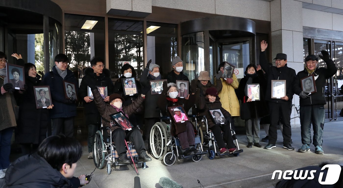 25일 오전 서울 서초구 대법원에서 열린 피해자 5명이 일본의 군수업체 후지코시를 상대로 낸 손해배상청구 소송 선고를 마치고 일본 강제징용 피해자 및 유족들이 만세를 부르고 있다.  2024.1.25/뉴스1 ⓒ News1 이승배 기자