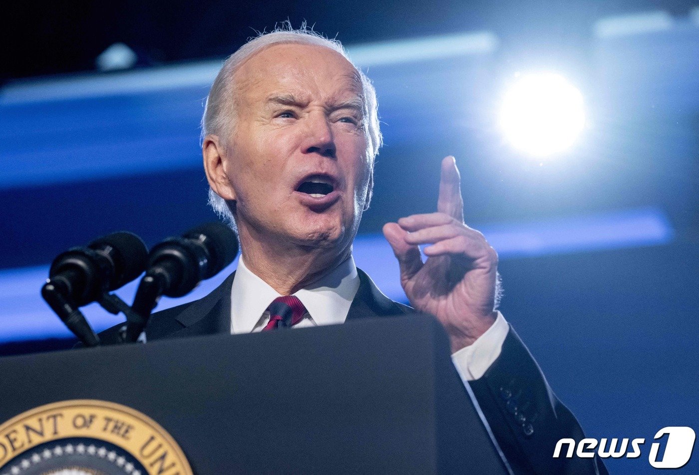 본문 이미지 - 24일(현지시간) 미국 워싱턴 DC에서 열린 전미자동차노동조합회의에서 조 바이든 대통령이 연설하고 있다. 2024.01.24 ⓒ AFP=뉴스1 ⓒ News1 정지윤 기자