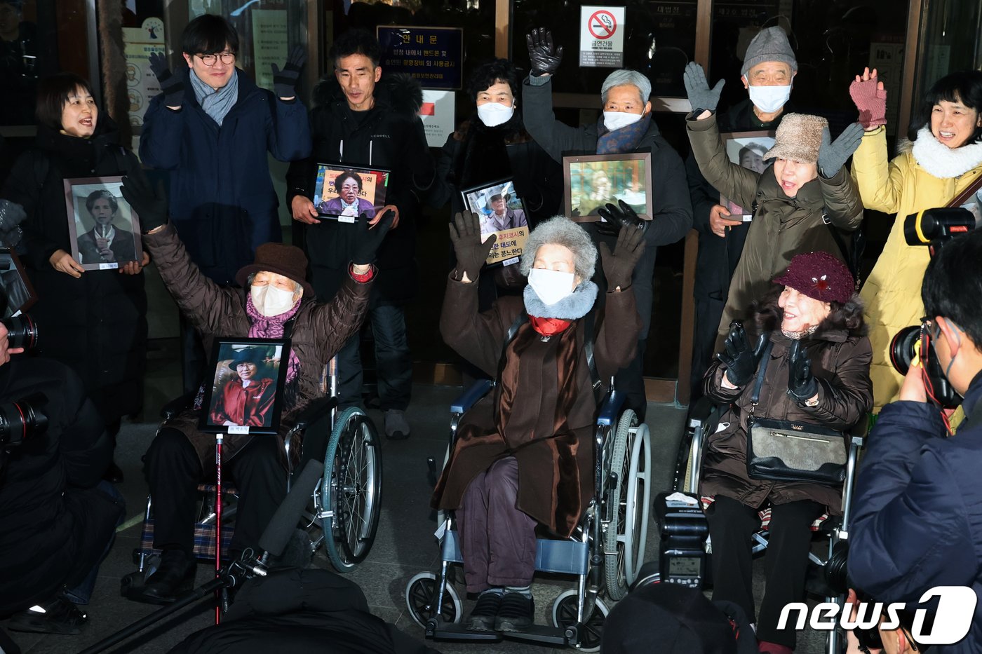 25일 오전 서울 서초구 대법원에서 일본 강제징용 피해자들이 일본의 군수업체 후지코시를 상대로 낸 손해배상청구 소송 선고를 마치고 만세를 부르고 있다.  2024.1.25/뉴스1 ⓒ News1 황기선 기자