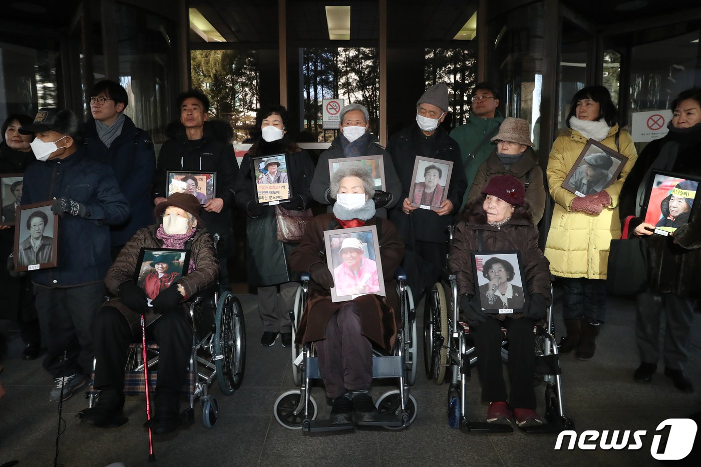 일본 강제징용 피해자&#40;앞줄 왼쪽부터 김정주, 김계순 이자순 할머니&#41; 및 유족들이 25일 오전 서울 서초구 대법원에서 일본 군수업체 후지코시를 상대로 낸 손해배상청구 소송 상고심 선고를 마치고 기자회견하고 있다.  2024.1.25/뉴스1 ⓒ News1 이승배 기자