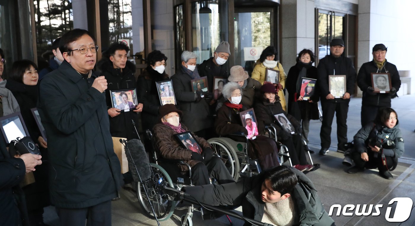 일본 강제징용 피해자 및 유족들이 25일 오전 서울 서초구 대법원에서 일본 군수업체 후지코시를 상대로 낸 손해배상청구 소송 상고심 선고를 마치고 기자회견하고 있다. 2024.1.25/뉴스1 ⓒ News1 이승배 기자