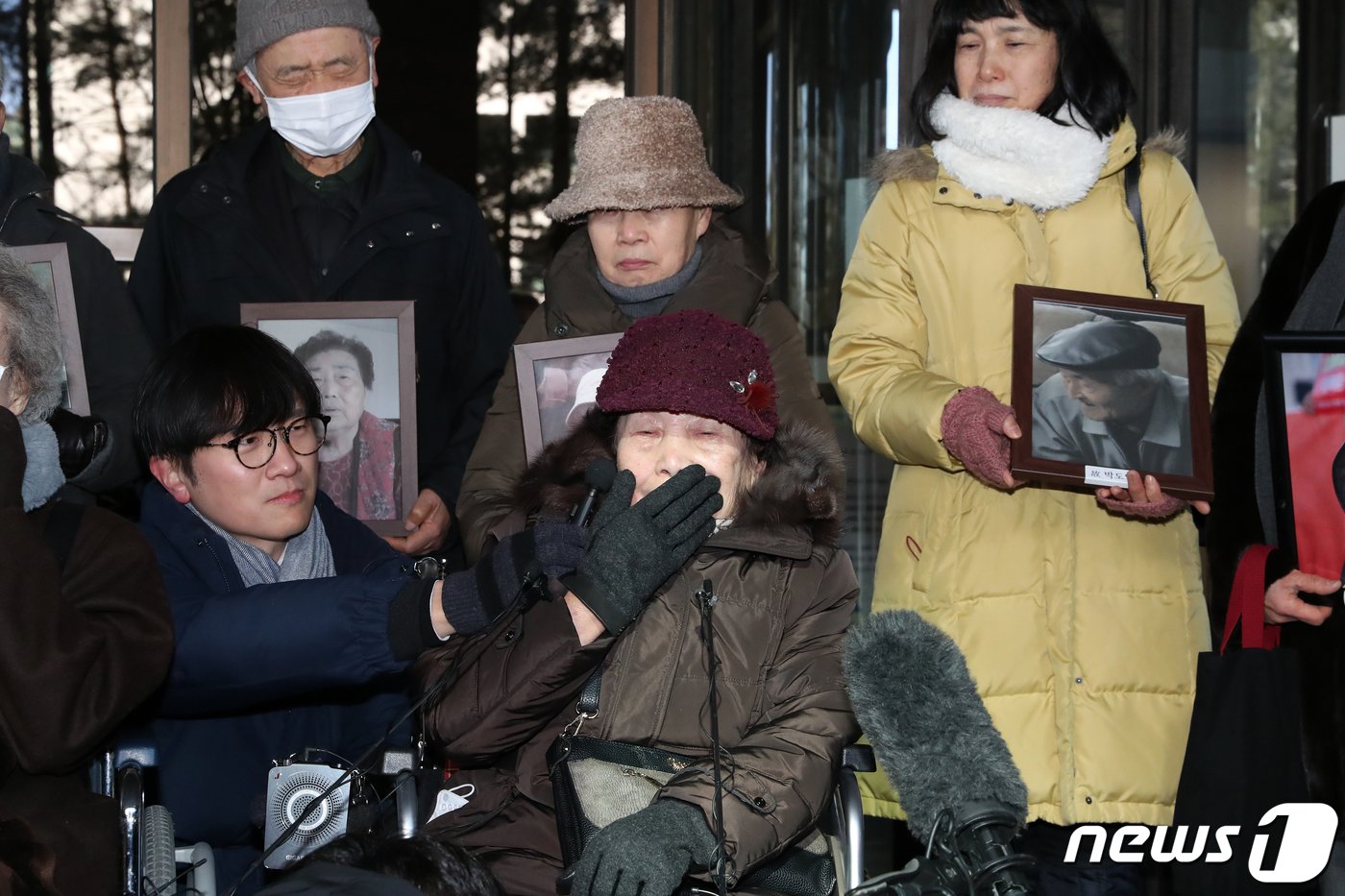 일본 강제징용 피해자 이자순 할머니가 25일 오전 서울 서초구 대법원에서 일본 군수업체 후지코시를 상대로 낸 손해배상청구 소송 상고심 선고를 마치고 기자회견하고 있다. 2024.1.25/뉴스1 ⓒ News1 이승배 기자