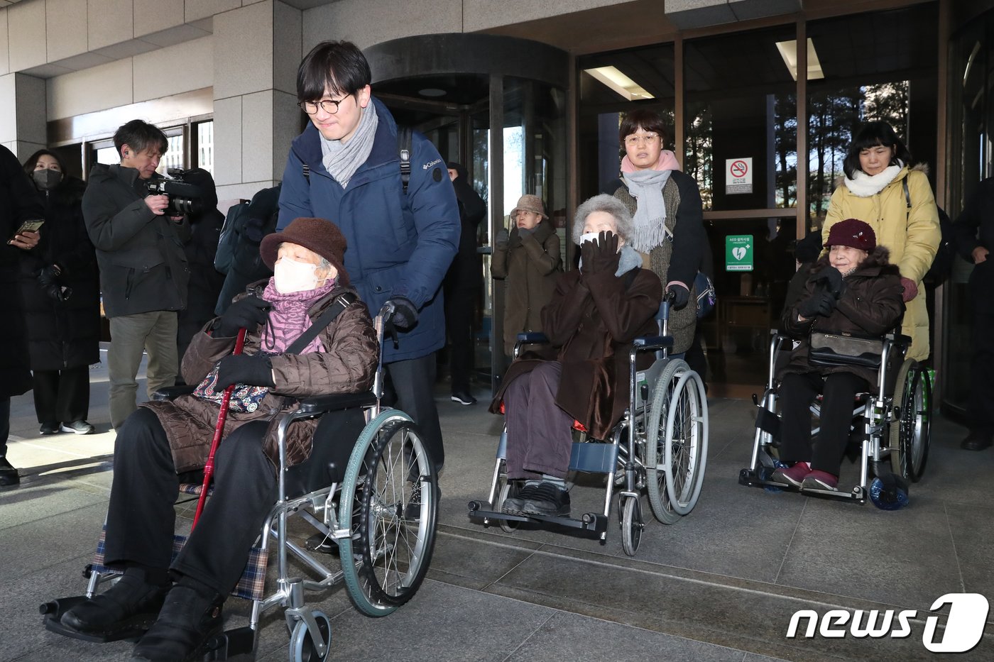 일본 강제징용 피해자 및 유족들이 25일 오전 서울 서초구 대법원에서 일본 군수업체 후지코시를 상대로 낸 손해배상청구 소송 상고심 선고를 마치고 차량으로 향하고 있다.2024.1.25/뉴스1 ⓒ News1 이승배 기자