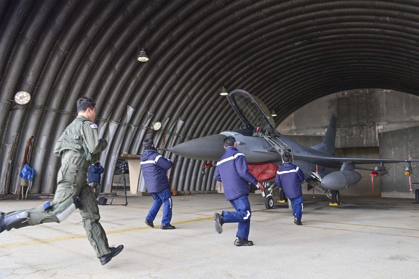 본문 이미지 - 허남준 대위 등 공군 20전비 123대대 장병들이 훈련하는 모습.(국방부 제공)