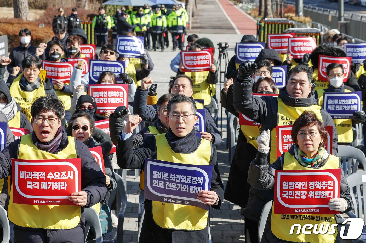 이필수 대한의사협회 회장을 비롯한 의협 소속 의료인들이 25일 오후 서울 용산구 전쟁기념관 앞에서 열린 &#39;제1차 정부의 의대정원 증원 졸속추진 강력 규탄 집회&#39;에서 구호를 외치고 있다. 2024.1.25/뉴스1 ⓒ News1 민경석 기자